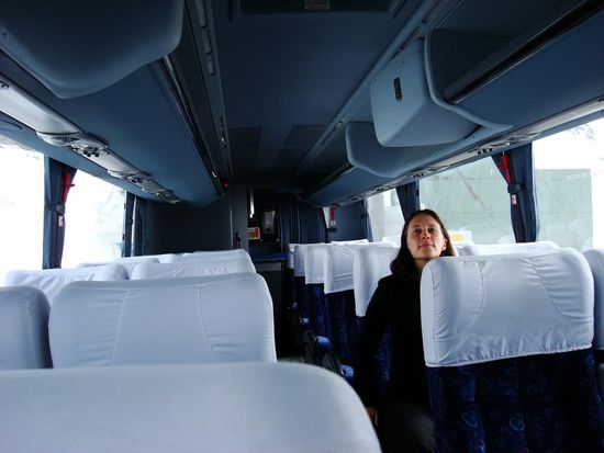 wir waren nur 7 Leute im Bus und deshalb konnten wir die Plaetze selbst waehlen, hab mich gleich dreimal umgesetzt waehrend der Fahrt, hihi