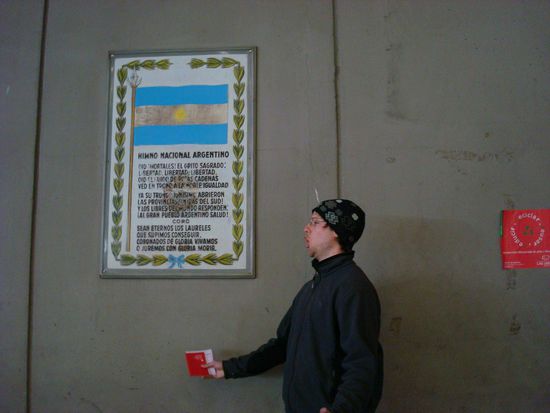 Beat, mit dem CH-Pass in der Hand, singt die argentinische Nationalhymne (oder versucht es zumindest)