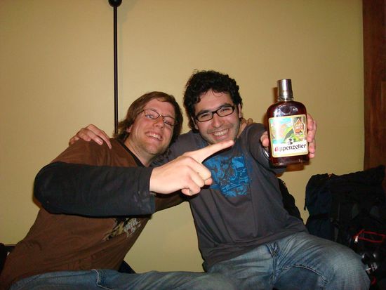 Beat hat Danny zu Weihnachten einen Appenzeller geschickt und Danny hat diesen extra aufbewahrt, bis Beat ihn besuchen kommt. Und er hat sich riesig gefreut, endlich den Appenzeller zu trinken 