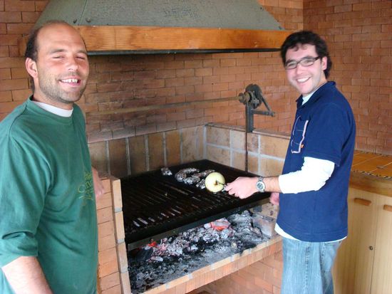 Matias und Danny bereiten die kleine Grillparty vor
