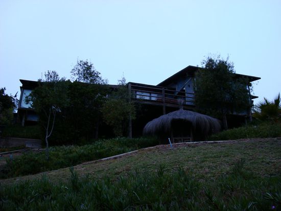 das Haus vom Pool her