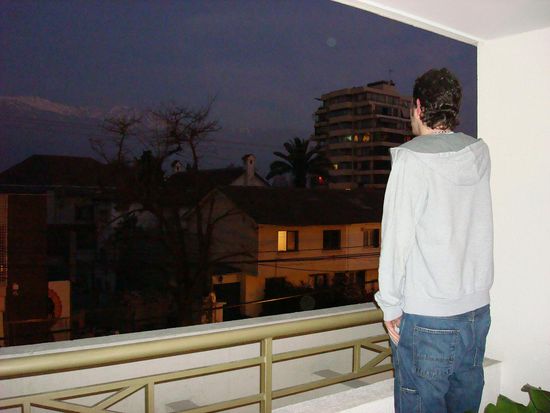 Roman auf seinem Balkon