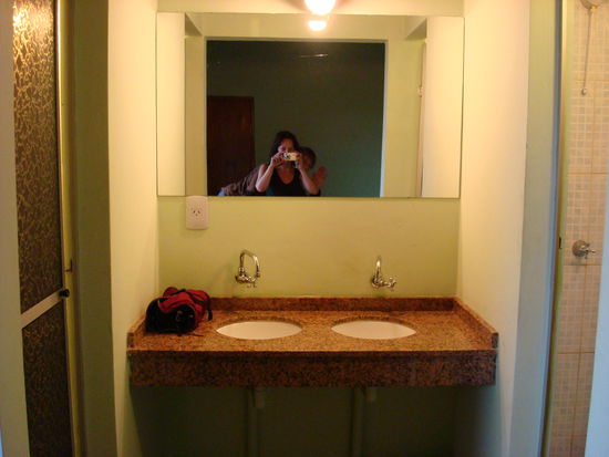 unser Hostal Zimmer mit Doppellavabo, links WC und rechts Dusche!