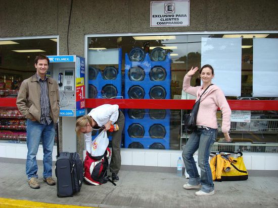 wir warten auf den Autobus nach Guerétaro, wo wir Freitag bis Samstag bleiben werden, da am Sa die Einweihung des neuen Colegio Suizo stattfinden wird