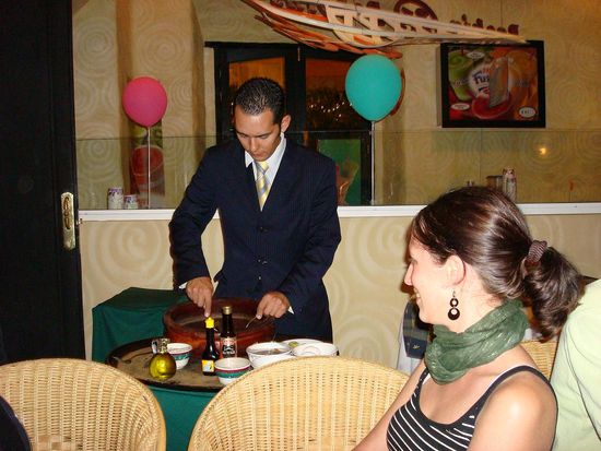 die unendliche Prozedur der Herstellung einer Cäsar-Salat-Sauce 