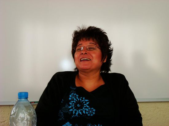 Mili, unsere Grammatiklehrerin. Sie hat Tere (unsere 1.Lehrerin) abgelöst, als diese massive Rückenbeschwerden bekam. Mili hat eine Schwester, die in der Schweiz lebt. Sie schwärmt immer von der Schweiz und wünscht sich, auch dort leben zu können...