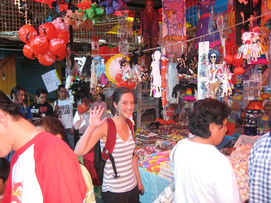 als Vorbereitung auf den Totentag ging ich mit der Schule zum Markt, um alle Dinge für unsere Ofrenda einzukaufen