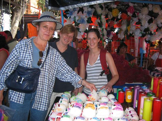 links meine erste Lehrerin (die mit den Rückenproblemen), wir müssen uns für die schönsten Calaveras (Totenköpfe) entscheiden