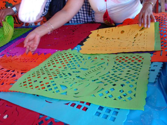 Papel picado, wie Scherenschnitte, sie werden im Haus aufgehängt und man sagt hier, wenn sich die Blätter bewegen, bedeutet dies, dass der Verstorbene angekommen ist