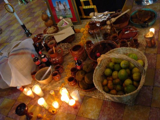 es werden alle Dinge, die der Verstorbene gern gern gehabt hat, deponiert (das können Coca Cola, Zigaretten, Früchte etc. sein)