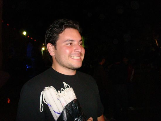 Angel, unser Gentleman, trägt uns die Kerzen, die wir jeweils in den Häusern abgegeben haben