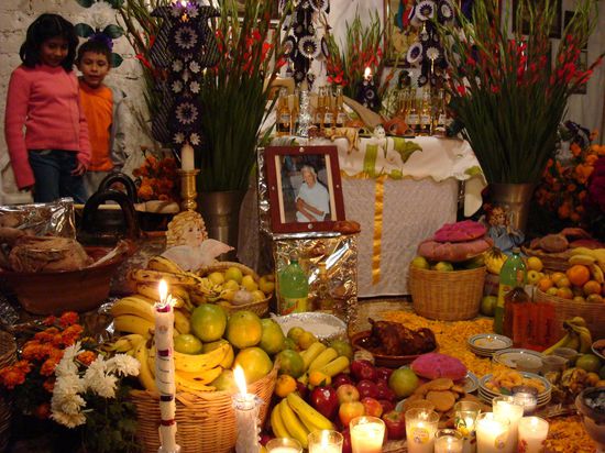 eine Ofrenda in einem privaten Haus; es wird immer ein Foto vom Verstorbenen aufgestellt
