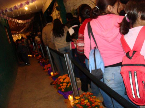 bei diesem Haus mussten wir eine halbe Stunde lang anstehen. Die Verstorbene war ein junges Mädchen, die Familie hat eine sehr aufwendige Ofrenda gemacht