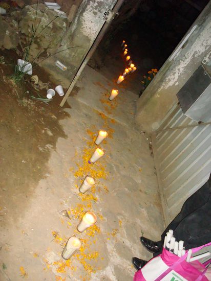 die Kerzen zeigen den Verstorbenen den Weg nach Hause