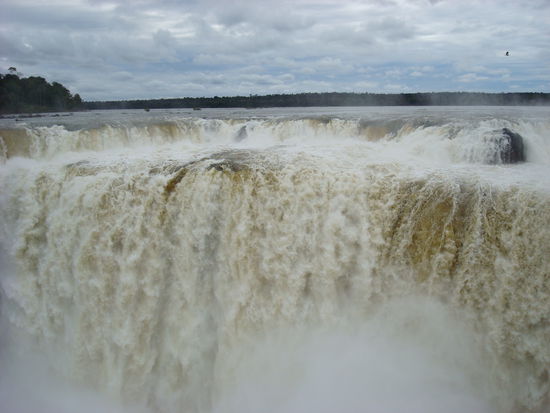 der Garganta del Diablo (groesster Wasserfall in Iguazu) auf der argentinischen Seite