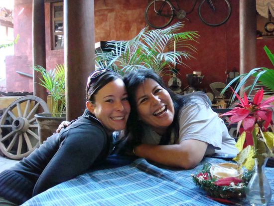 Lucia (Kindergaertnerin vom Colegio) und Graciela (Spanischlehrerin von Conny)