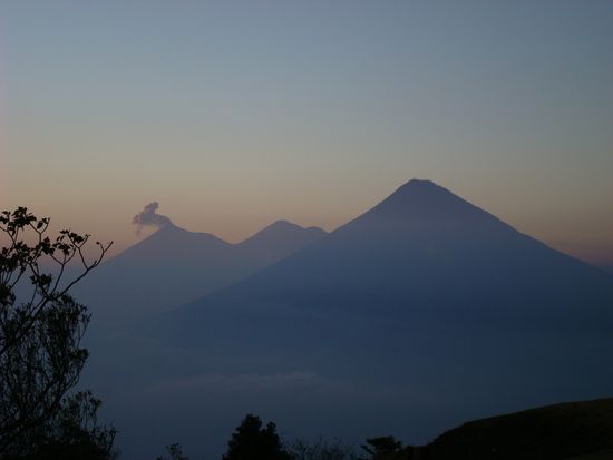 die drei gegenueberliegenden Vulkane: Fuego (auch aktiv wie man sieht), Acatenango und Agua