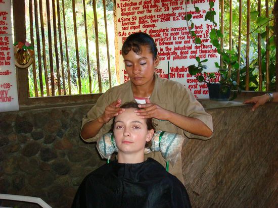 Cornelia goennt sich eine Gesichtsmassage