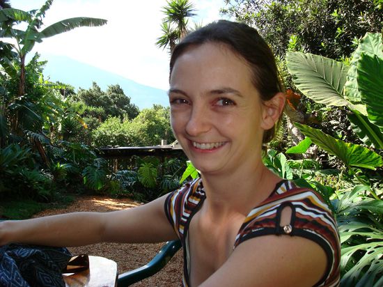 Conny gluecklich nach einem Pie de Macadamia