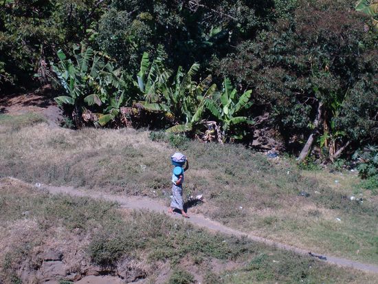 die Einheimischen waschen ihre Waesche am Seeufer