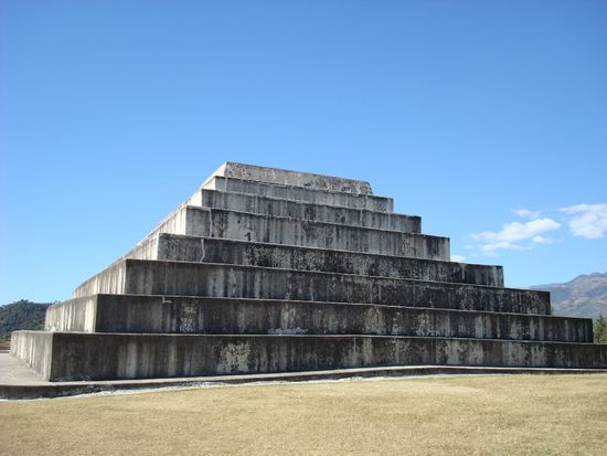 das ist die groesste Pyramide, 11m hoch