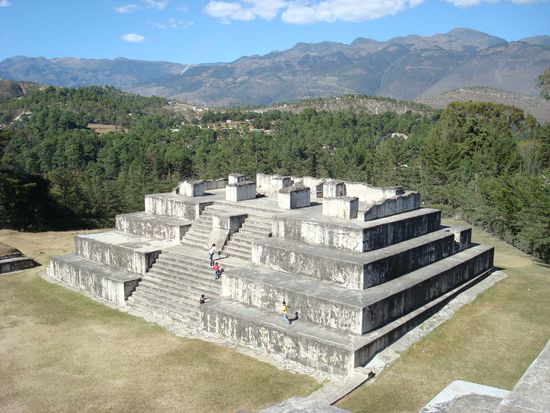 Blick von oben, das Gelaende ist sehr klein (wenn man spater vergleicht mit Palenque)
