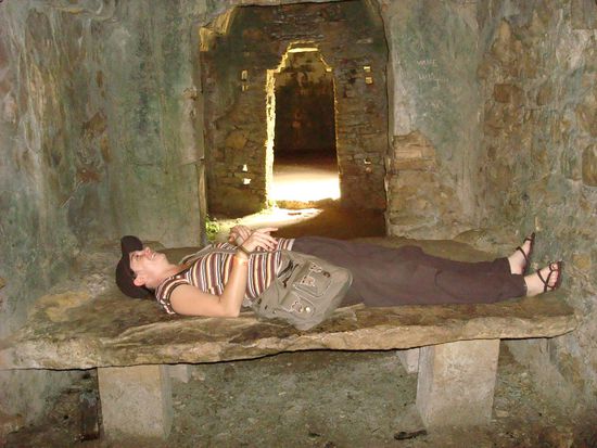 ... und hat das Steinbett ausprobiert