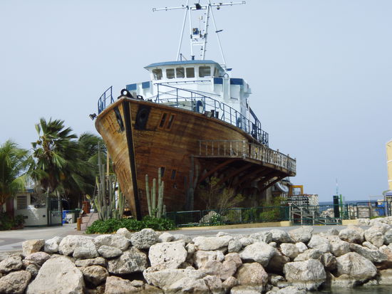 Das Boot wurde von der Königlich Niederländischen Flotte gestifftet und liegt direkt vor dem Eingang des Sea Aquariums. Es ist von innen ausgebaut und hat momentan zwei Appartments mit je 4 und 2 Schlafzimmern und im oberen Teil noch mal 5 Schlafzimmer. Im Buk befindet sich das Office des Eigners.