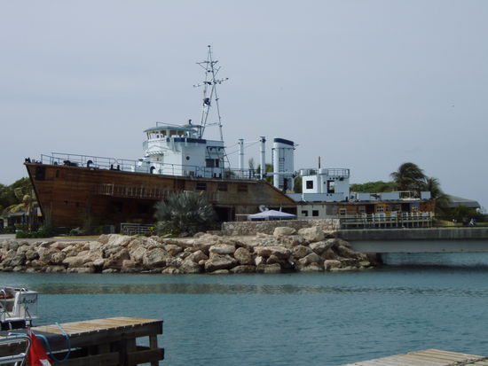 Im hinteren gelb-weißen Teil des Schiffes wohnen wir...