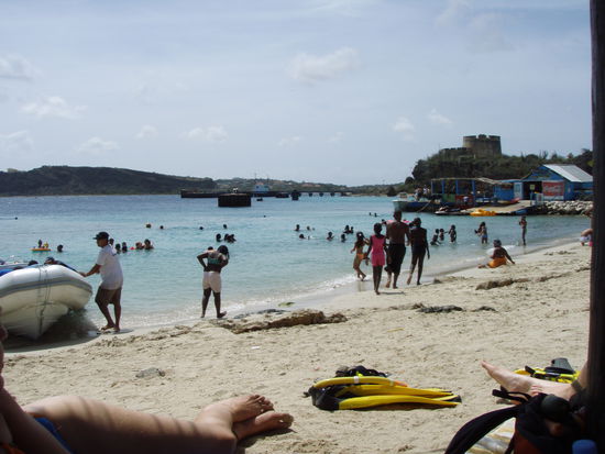 ...unsere Fuesse und Flossen und vor uns der Strand...