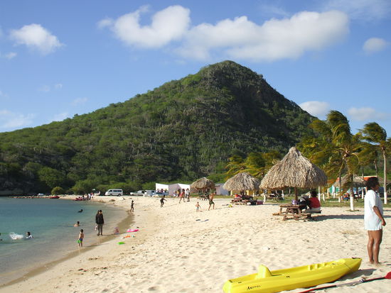 der Strand Santa Cruz, von hier aus fährt das Wasser Taxi von Captain Goodlife los...