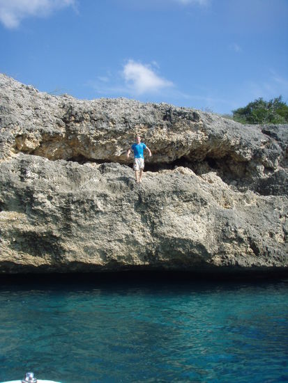 Holger hat es sich natürlich nicht nehmen lassen von der Klippe darüber zu springen.