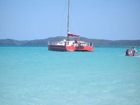 vom whitehaven beach aus unser boot fotografiert und rechts wird ein teil von uns gerad hingebracht im schlauchboot(ich bin der mit die muetze!)