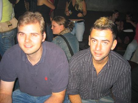 Hier noch ein Bild aus Sydney, abends, moritz und ich in der dischko!
extra fuer den martin aus dem gaestebuch!!!ich muss den schnitt halten!