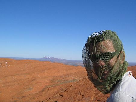 Auf dem hoechsten Punkt des Uluru mit Fliegenschutz!