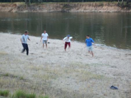 Verschwommenes Bild vom Fussballmatch am Flussstrand!
von links:dennis,patrick,aurelien,benoit