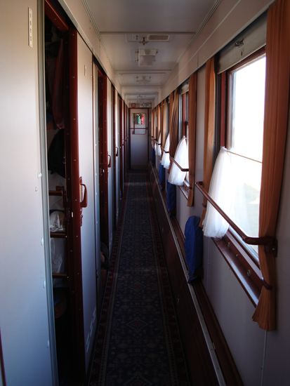 Die Gaenge sind zwar eng aber sogar mit Teppich und Steckdosen ausgestattet