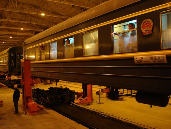 Beim Fahrgestellwechsel an der chinesischen Grenze, crazy china!