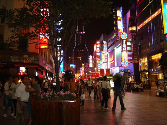 So sehen Shoppingstrassen in Shanghai aus...