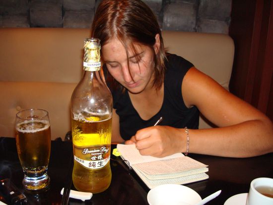 Dane beim Bier und dem taeglichen Festhalten des Erlebten