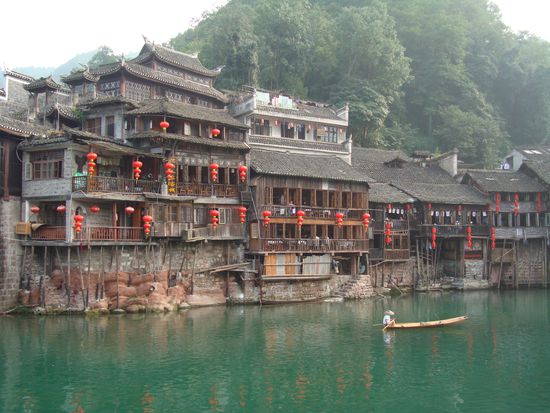 Die wunderschoenen Haeuser am Ufer des Flusses!