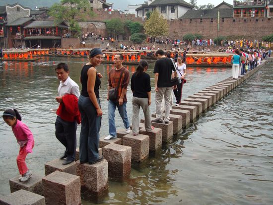So sehen die Bruecken in Fenghuang aus.....Am Abend, wenn ca. 10 mal soviele Chinesen gleichzeitig ueber diese Bruecke wollen, kommt es auch mal zu Staus. Und die Chinesen sind nicht gerade ruecksichtsvoll, aber wir sind groesser, hihihi!