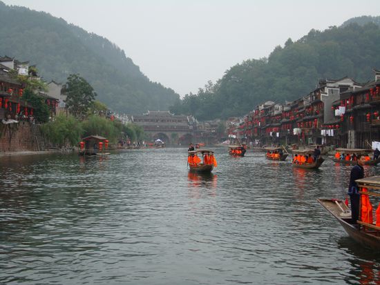 Touriboote auf dem Fluss