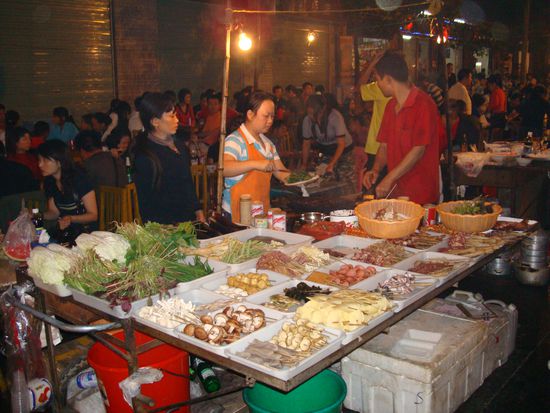 Mmmmmmmmhhhhhhhhh, lecker Fressstand!(Eine riesen Bruzel-wolke hing ueber der ganzen Strasse)