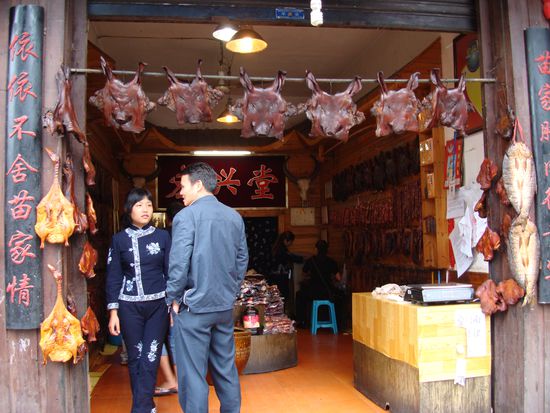 Delikatesse, flachgewalzte Schweinekoepfe oben und flachgewalzte Enten und Fische auf der Seite.