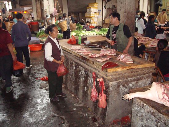 Ui, da hat sich noch ne Schweinshaxe ins Bild gemogelt.....
Man achte auf die schoen aufgehaengten Innereien und die hygienische Umgebung! Dies war noch der harmlose Teil.