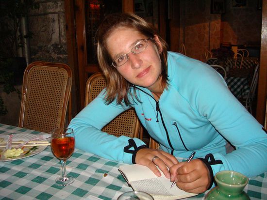 Dane beim taeglichen Protokollieren, versuesst mit Fruchtwein