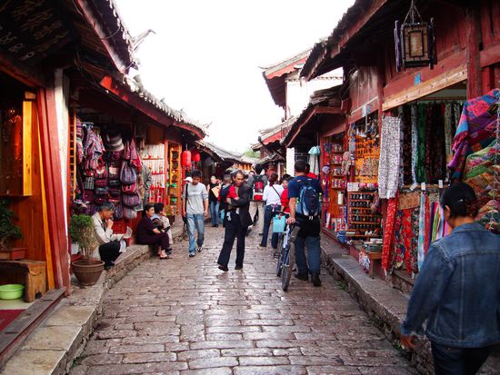 Eines der 10000 Gaesschen vollgeladen mit Shops.