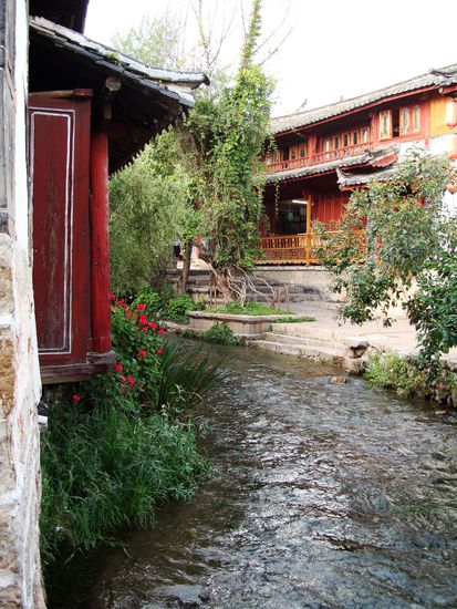 Ueberall sieht man Treppen, die zum Wasser fuehren. Sie dienen als Waschstellen.