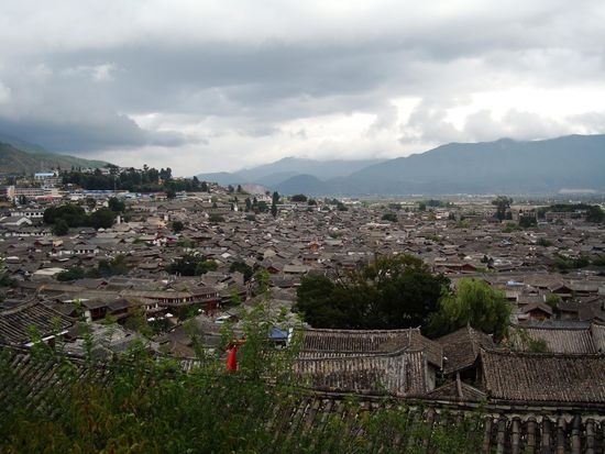 Blick ueber die Altstadt und die umliegenden Berge (dies sind aber nicht die 6000er)